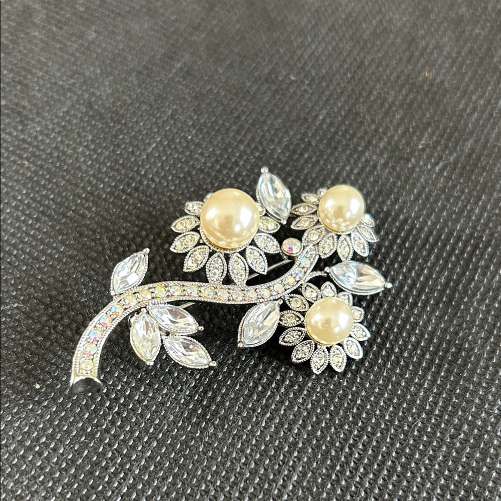 Elegant Pearl and Crystal Brooch